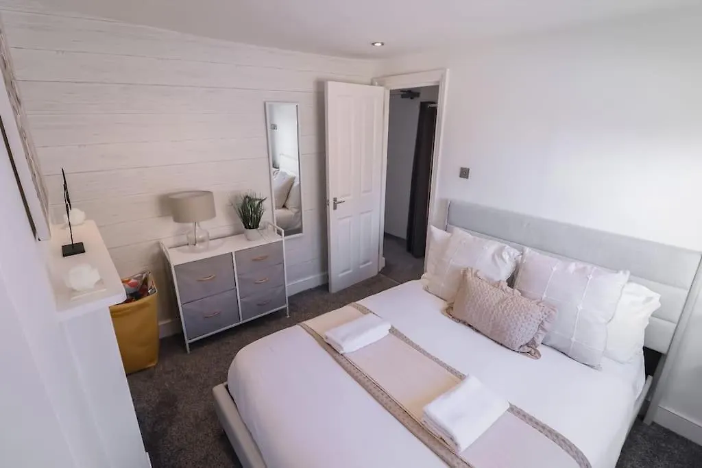 Large Seaside Apartment 1Min From Sea - Sleeps 6 Brighton