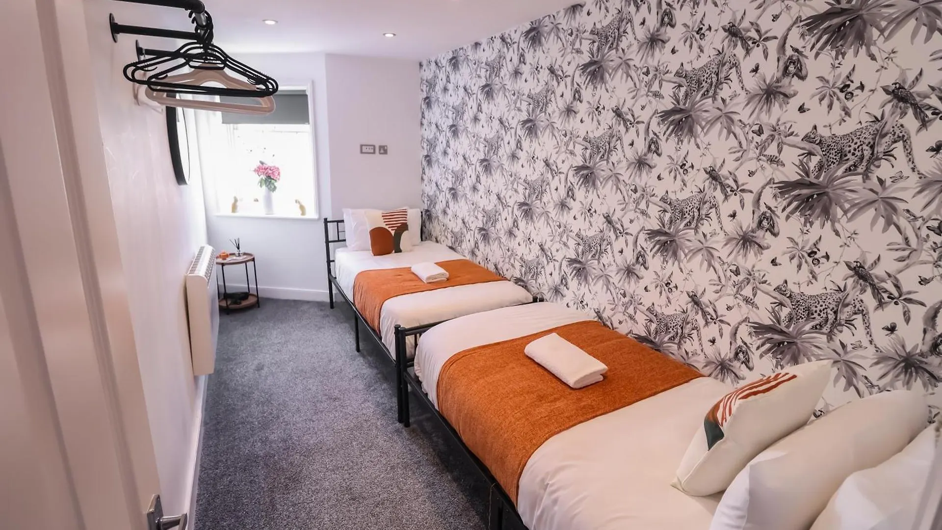 Large Seaside Apartment 1Min From Sea - Sleeps 6 Brighton