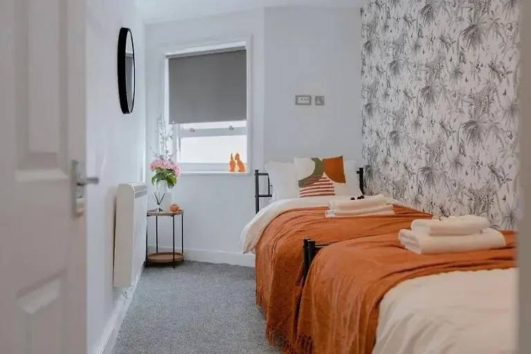 Large Seaside Apartment 1Min From Sea - Sleeps 6 Brighton