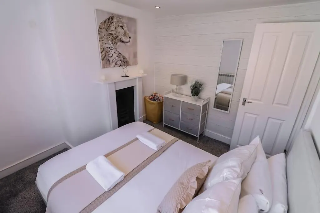 Large Seaside Apartment 1Min From Sea - Sleeps 6 Brighton