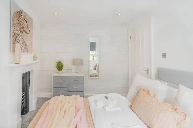 Large Seaside Apartment 1Min From Sea - Sleeps 6 contacts